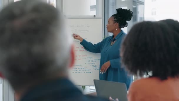 商务会议 情况介绍和妇女 经理或非洲发言者在白板上的受众培训 在研讨会上演讲或关注客户的教练 项目建议书或公司宣传 — 图库视频影像