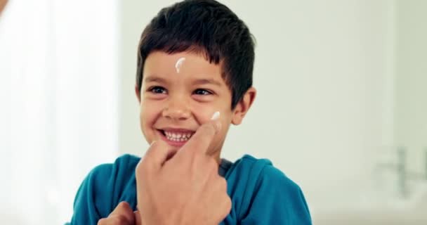 Ung Pojke Hudvård Skratt Och Lotion Med Ett Leende Från — Stockvideo