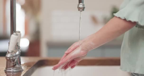 Mytí Rukou Ženy Vody Doma Pěna Kuchyně Pro Hygienu Zdraví — Stock video