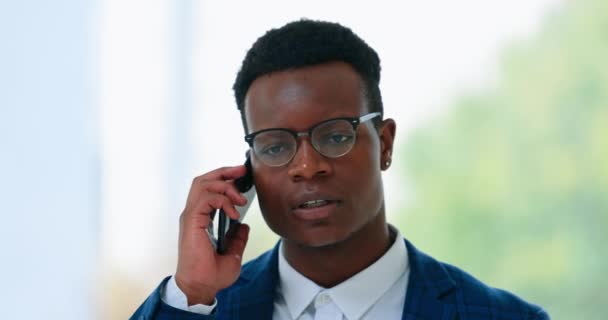 携帯電話上の企業の相談のためのストレスをオフィスで深刻なビジネスマン 職場に立つモバイル会話の専門家 コミュニケーション アフリカの男性 — ストック動画