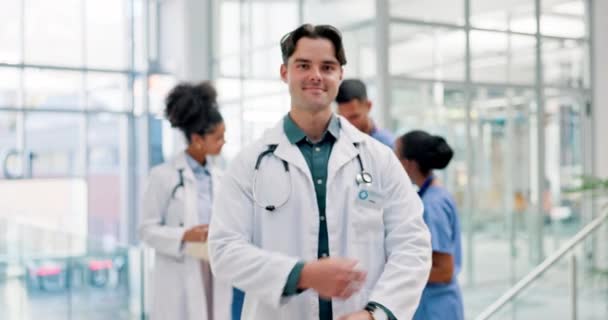 Homem Médico Braços Cruzados Orgulho Por Cuidados Saúde Cirurgia Liderança — Vídeo de Stock