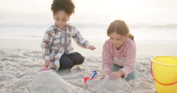 Çocuklar Kumdan Kale Arkadaşlarla Sahilde Eğlenmek Kaynaşmak Gelişmek Için Oynuyoruz — Stok video