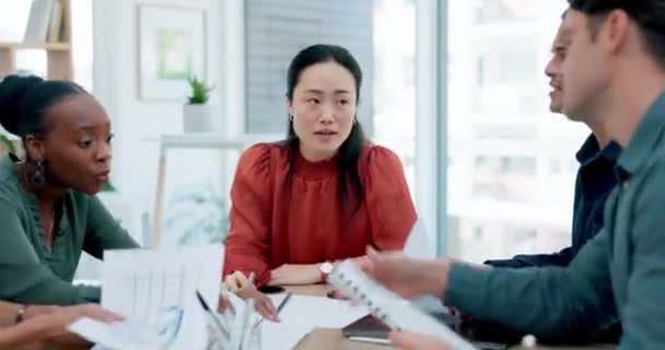 Chaos Kantoor Aziatische Vrouw Met Hoofdpijn Stress Boos Team Ontmoeting — Stockvideo