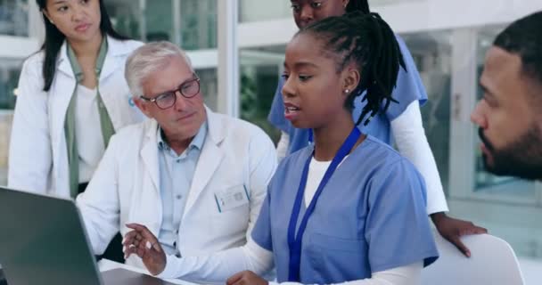 Týmová Práce Setkání Lékaři Notebookem Zdravotní Péčí Diskusí Inovacemi Chirurgickým — Stock video