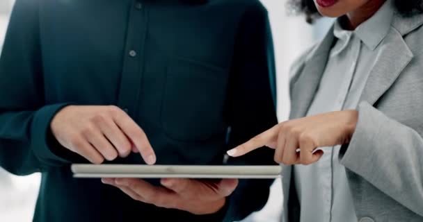 Tablet Trabalho Equipe Mãos Empresários Contadores Touchscreen Escritório Corporativo Tecnologia — Vídeo de Stock