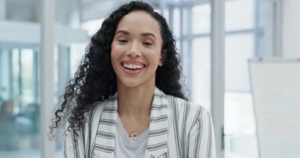 工作中的商业女性在职业 经理和关注方面的快乐 企业和面子 发展和事业 以员工的形象在代理中追求自豪 自信和成长 — 图库视频影像