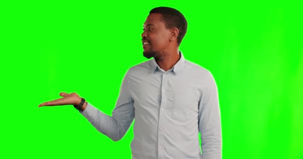 Decisión Hombre Negro Con Gesto Mano Contra Una Pantalla Verde — Vídeo de stock