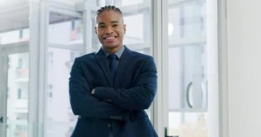 Şirket, iş adamı ve ofiste bir gülümseme, gurur ve güven dolu kollarla yapılmış bir portre. Olumlu düşünen Afrikalı girişimci ve şirketteki kariyer seçiminden memnun..