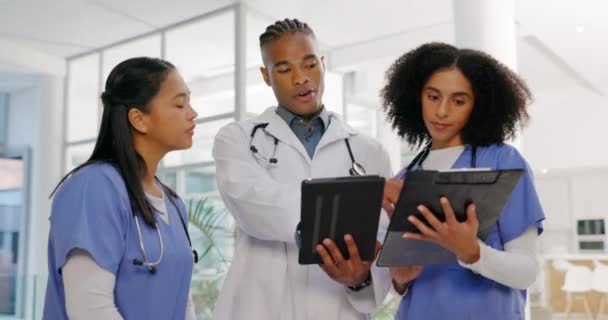 Cuidado Salud Tableta Médico Hablando Con Enfermeras Hospital Para Trabajo — Vídeos de Stock