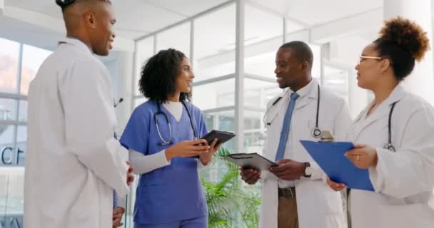 医疗保健 平板电脑和一名护士在医院与她的团队进行合作或计划治疗 在诊所与专业医生同事进行医疗 会商和讨论 — 图库视频影像