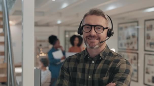快乐的男人 呼叫中心或经理的脸 手臂交叉在客户服务或电话营销中 带着耳机 在工作场所成功或微笑的自豪 形象或自信的高级顾问代理 — 图库视频影像