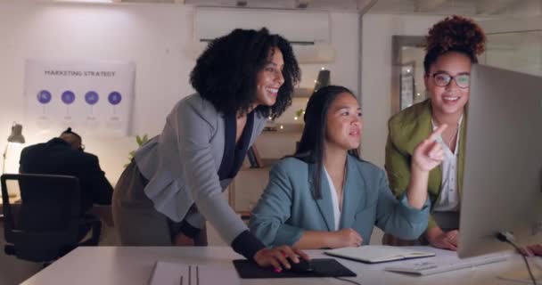 Komputerowe Współpracujące Biznesowe Kobiety Rozmawiające Biurze Późna Praca Zespołowa Coaching — Wideo stockowe