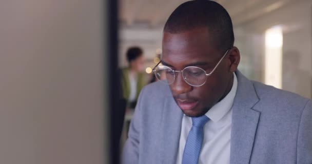 研究や問題解決のためのオフィスで黒人男性とガラスとコンピュータ 顔やビジネス アフリカの男性従業員がデータ分析のためにオンラインで情報を読む技術 ポインティング — ストック動画
