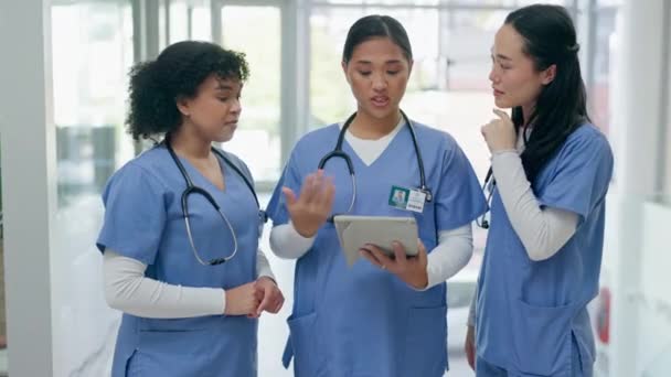Hospital Enfermeira Mulheres Tablet Discussão Para Diagnóstico Resultados Médicos Relatório — Vídeo de Stock