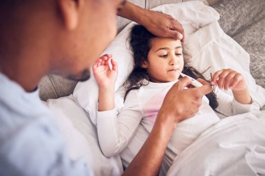 Termometre, hemşire ve ateşi, ateşi ya da virüsü olan hasta çocuğu olan bir adam. Aile, ev, tıbbi aletli bir baba ve yatakta başı ağrıyan bir kız çocuğu..