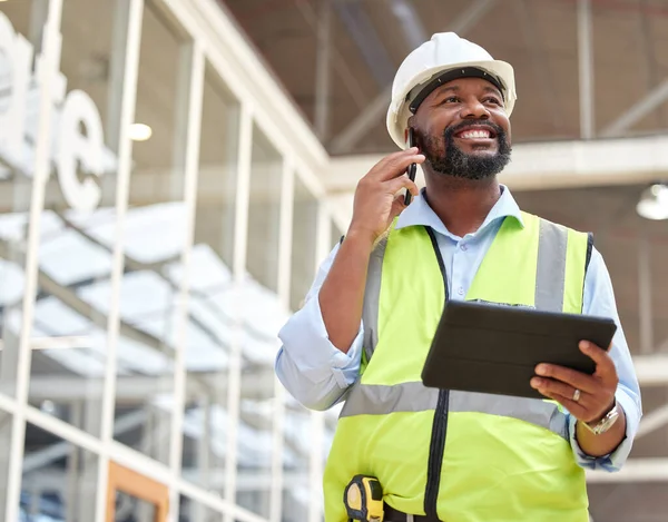 Telefoongesprek Zwarte Man Ingenieur Met Tablet Voor Het Praten Plannen — Stockfoto