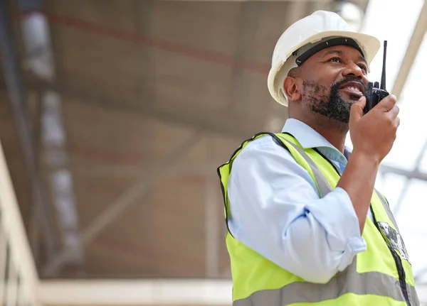 Walkie Talkie Hombre Negro Ingeniero Planificación Comunicación Construcción Arquitecto Africano — Foto de Stock