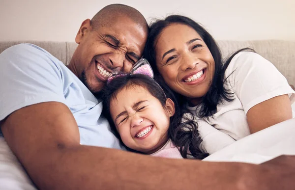 Familie Knuffel Gelukkig Een Bed Thuis Met Een Glimlach Comfort — Stockfoto