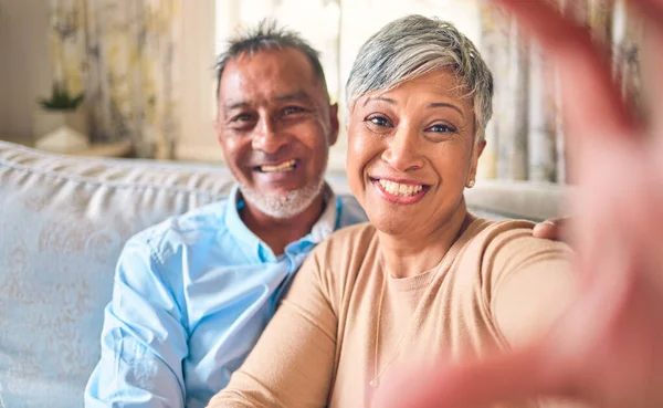 Selfie Huis Bejaardenpaar Met Liefde Ontspanning Geluk Met Romantiek Verbondenheid — Stockfoto