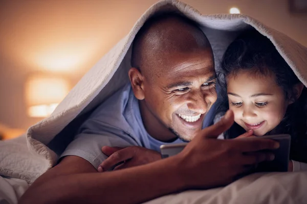 Happy Father Kind Tablet Nachts Slaapkamer Thuis Voor Online Games — Stockfoto