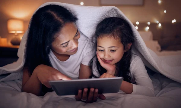 Moeder Kind Tablet Met Deken Nachts Huis Voor Online Games — Stockfoto