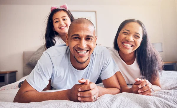 Portre Mutluluk Bir Aile Evde Bir Yatakta Dinlenirken Gülmek Kaliteli — Stok fotoğraf