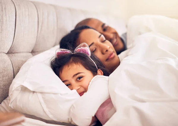 Aile Anne Babasıyla Yataktaki Bir Kızın Portresi Evdeki Küçük Sevimli — Stok fotoğraf