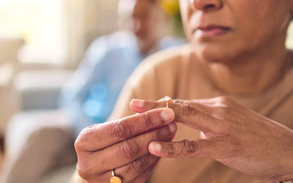 Seniorenpaar Handen Ring Echtscheiding Vechten Conflict Van Onenigheid Argument Bank — Stockfoto