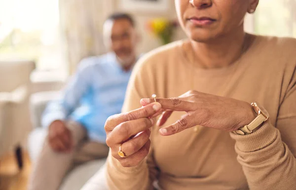 Oudere Vrouw Handen Ring Echtscheiding Vechten Conflict Van Onenigheid Argument — Stockfoto