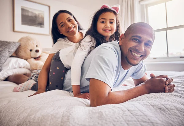 Aile Portresi Sabah Evde Bir Yatakta Rahatlamak Mutlu Kaliteli Zaman — Stok fotoğraf