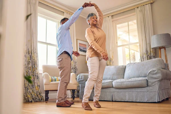 Emeklilik Romantizm Yaşlı Bir Çiftle Evlerinin Oturma Odasında Kaynaşmak Için — Stok fotoğraf