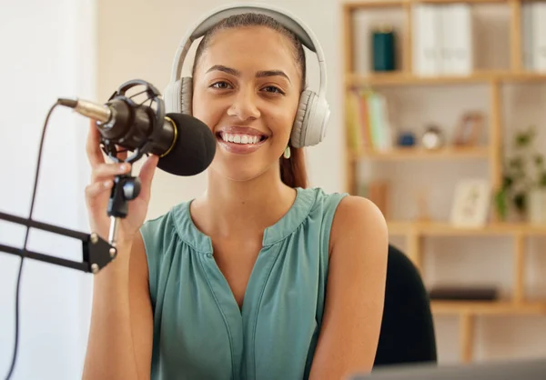 Microphone Écouteurs Portrait Femme Heureuse Sur Podcast Direct Diffusion Médiatique — Photo