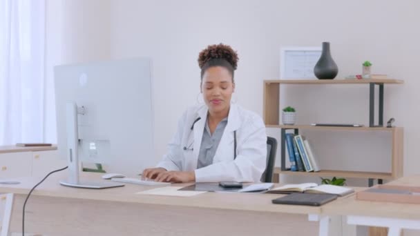 Communication Ligne Femme Médecin Sur Appel Téléphonique Son Bureau Dans — Video