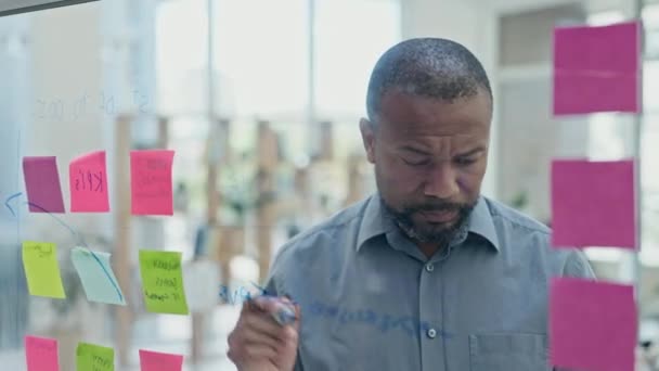 Бизнес Черный Человек Написание Стекле Акцентом Планировании Идеях Решении Проблем — стоковое видео