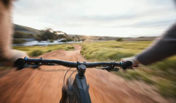 骑自行车和骑自行车的人天生适合健身 训练和晨练 运动及骑单车人士在乡村自由活动或挑战车速 — 图库照片