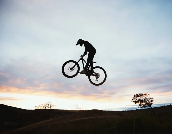 Skok Motocykl Západ Slunce Sportem Nebo Oblohou Dobrodružství Přírodě Rizikem — Stock fotografie