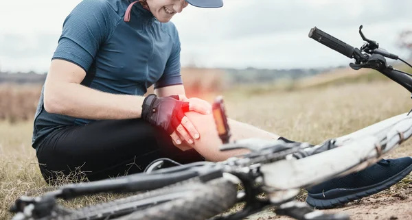 Injury Accident Man Knee Pain Bike Nature Cycling Travel Fitness — Stock Photo, Image