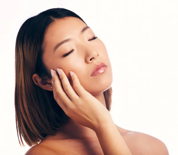 在健康 温泉和化妆品的白色背景上对亚洲妇女的皮肤 保养和面部护理 美容美发 美容美发 与自然皮肤隔离的女性 在工作室里的满足与治疗 — 图库照片