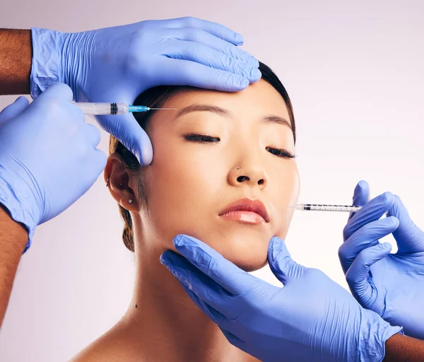 Hautpflege Injektion Und Asiatische Frau Mit Plastischer Chirurgie Blauen Handschuhen — Stockfoto