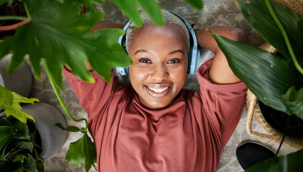 Słuchawki Portret Kobieta Słuchające Muzyki Aby Zrelaksować Się Przy Roślinach — Zdjęcie stockowe