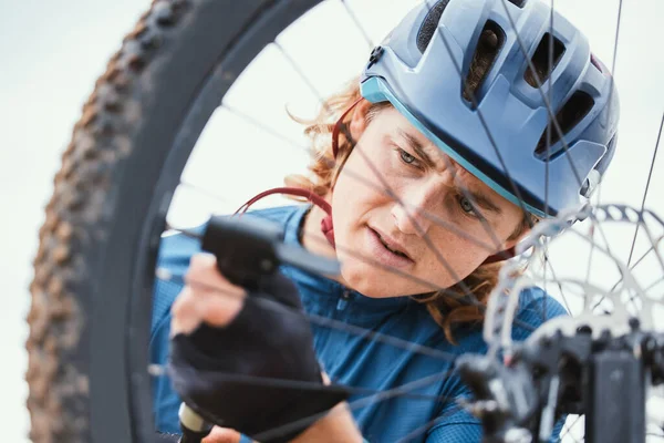 自行车修理 认真的和人与车轮的性质的变化 机修工或旅行的运动 上午骑自行车 做体操或运动的服务人员 专业人员和骑自行车的男性 — 图库照片