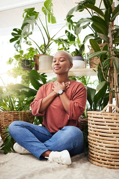 Meditace Rostlinné Černé Ženy Relaxují Doma Pro Wellness Zen Myšlení — Stock fotografie