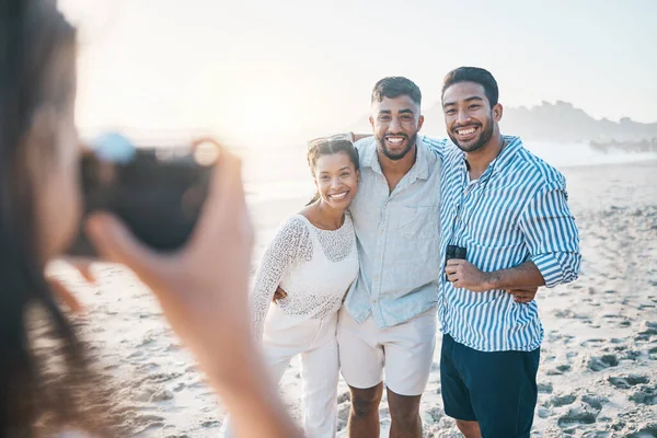 夏の思い出 休日や絆のための写真家とビーチで幸せ 写真や友人 休暇中に海で人々のグループの写真を撮る笑顔 カメラと女性 — ストック写真