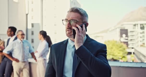 Sonreír Hablar Hombre Negocios Una Llamada Telefónica Trabajo Para Creación — Vídeo de stock