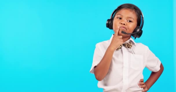 Dziecko Call Center Myślenie Telemarketingu Obsłudze Klienta Lub Wsparcie Niebieskim — Wideo stockowe