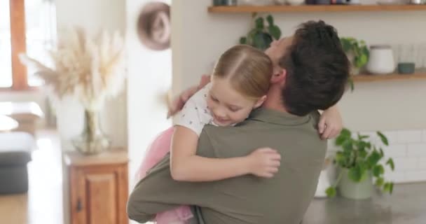 Cura Amore Padre Abbracciano Bambino Legano Cucina Insieme Eccitati Giocano — Video Stock