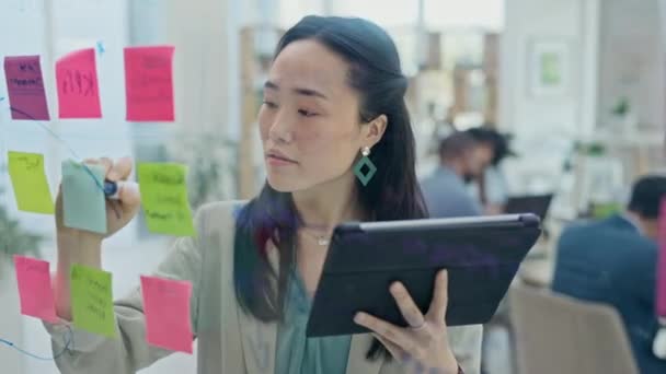 亚洲女性 平板电脑和书写在玻璃板上的时间表规划或粘贴笔记任务在办公室 在工作场所项目计划的头脑风暴 策略或思维图方面拥有技术的女性 — 图库视频影像