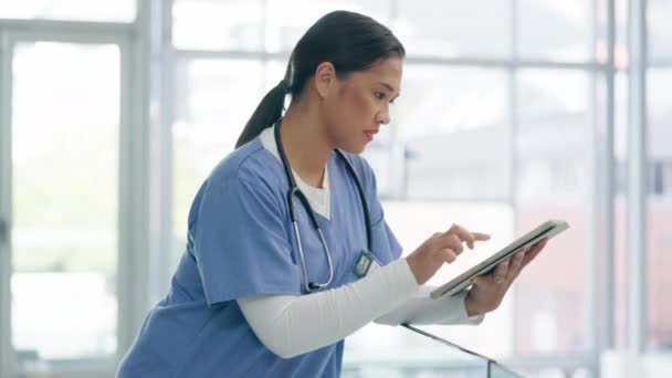 Tablet Forschung Und Information Mit Einer Asiatischen Krankenschwester Einem Krankenhaus — Stockvideo