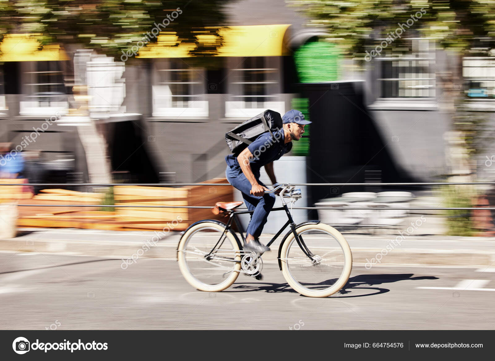 Entrega Hombre Desenfoque Movimiento Bicicleta Ciudad Para Una