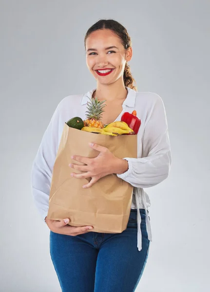 微笑和女人与杂货袋 水果和销售在工作室孤立的白色背景 以有机蔬菜作为营养 健康饮食或健康饮食的购物 食品和快乐顾客 — 图库照片